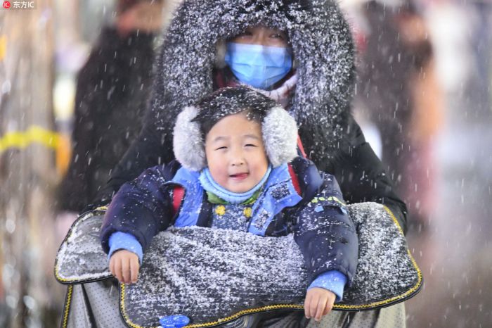 昨天，古城亳州雪花紛飛。圖為市民冒雪前行，天寒地凍出行需謹慎。東方IC 供圖