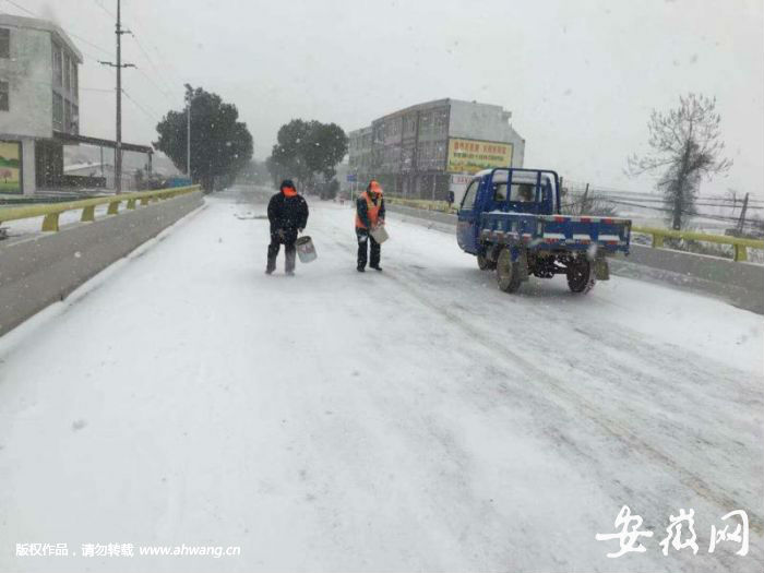 宿松工人养路忙