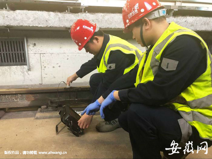 探傷工檢測軌道安全。