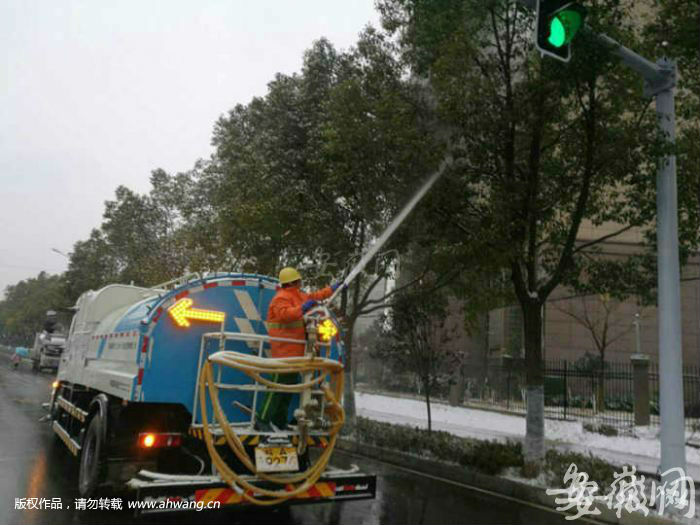 城管部門正使用灑水車給樹木“減壓”
