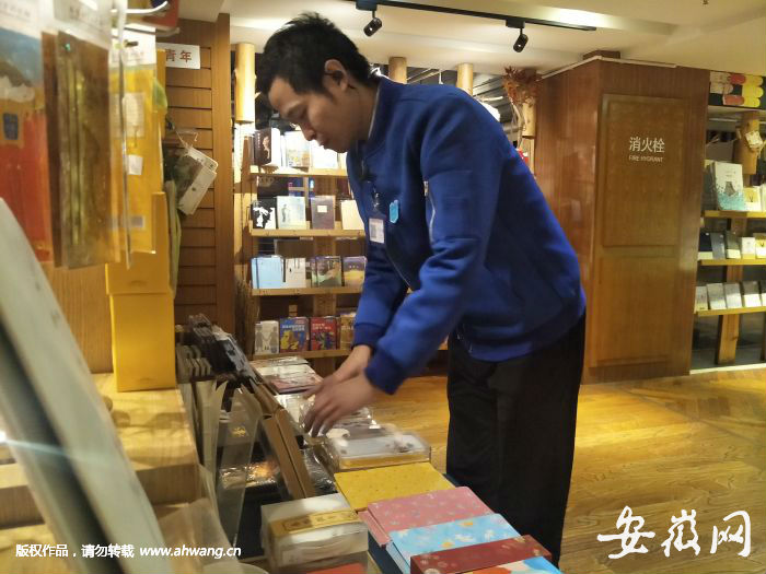 深夜里，劉艾純正在整理書籍。