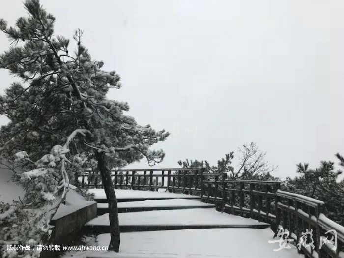 天柱山雪景。