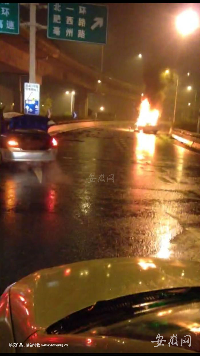 轎車(chē)很快被大火吞沒(méi)，車(chē)內(nèi)男性駕駛員未能逃脫不幸當(dāng)場(chǎng)身亡。（現(xiàn)場(chǎng)視頻截圖）