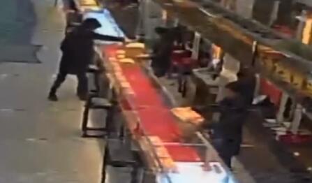 宣城一金店被抢17条金项链 16小时后疑犯潜逃时被抓
