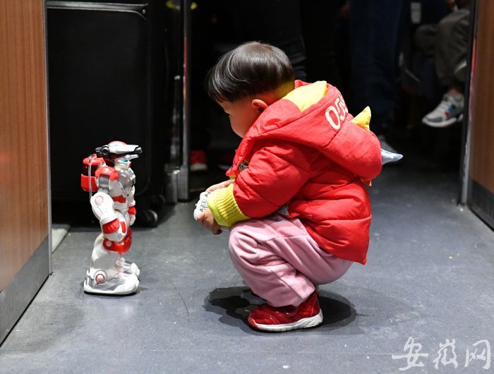 16 一個孩子在車廂里玩玩具 (2)