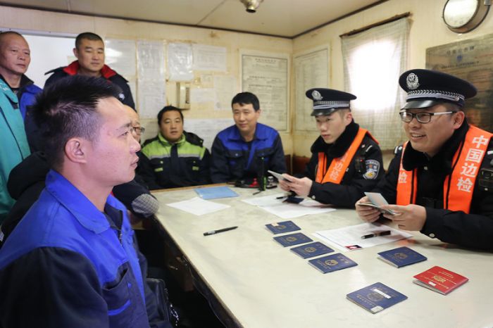 2.該站檢查員登輪辦理出入境邊防檢查手續(xù)。