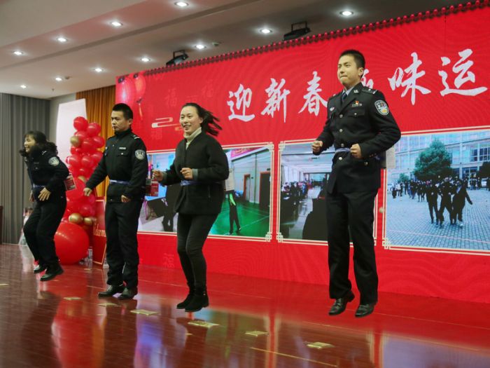 5.聯(lián)歡期間還穿插了各類互動小游戲，現(xiàn)場高潮迭起、掌聲不斷。