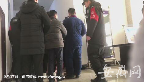 民警抓捕涉黑逃犯 意外破獲隱秘賭窩