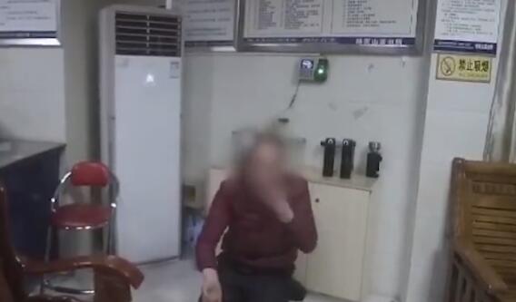 踩完草莓趴地上吃 醉酒男為瀉火踩草莓覺得不吃又虧了