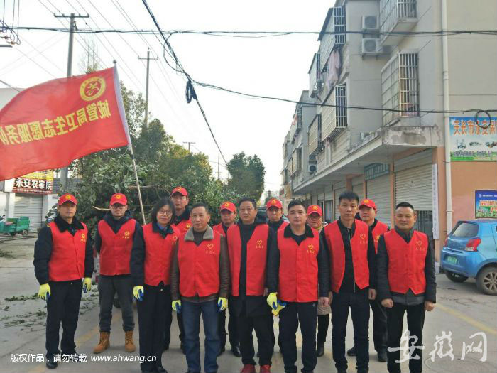 天长环卫处党支部组织党员志愿者赴社区“大扫除”