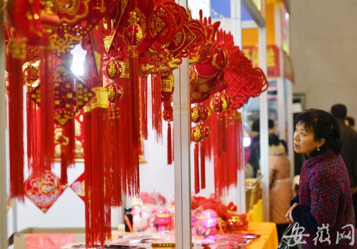 各种喜庆挂饰成为市民首选