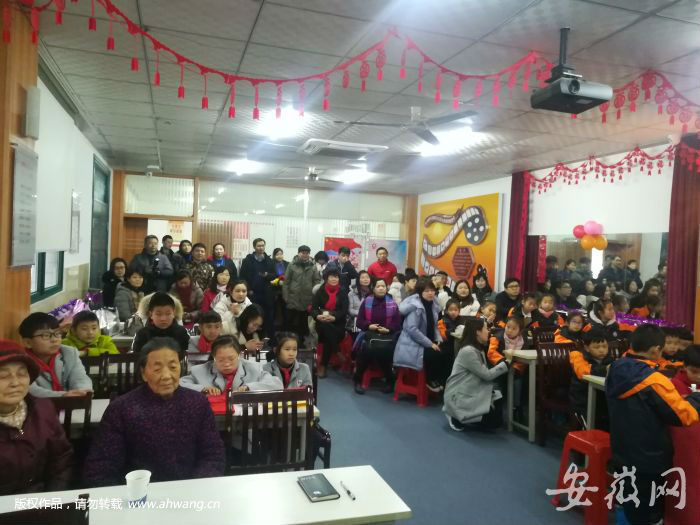 陪空巢老人拉家常 30多位志愿者齐上阵