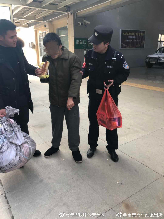 男子火車站求助民警：患小兒麻痹癥 好幾天沒吃東西