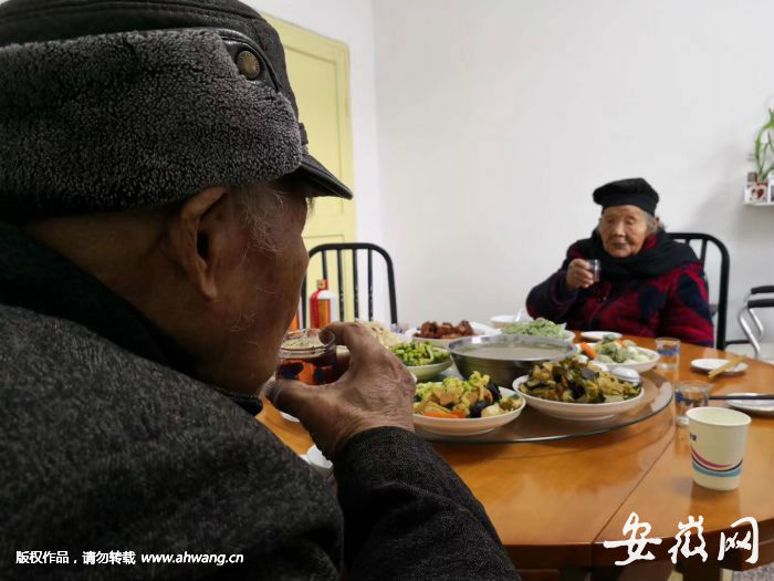 贺善德老人和老伴儿小酌一杯。
