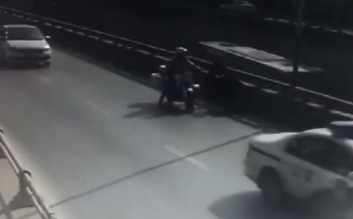 老人行走在道路中央不肯離開 交警用身軀擋車流護送