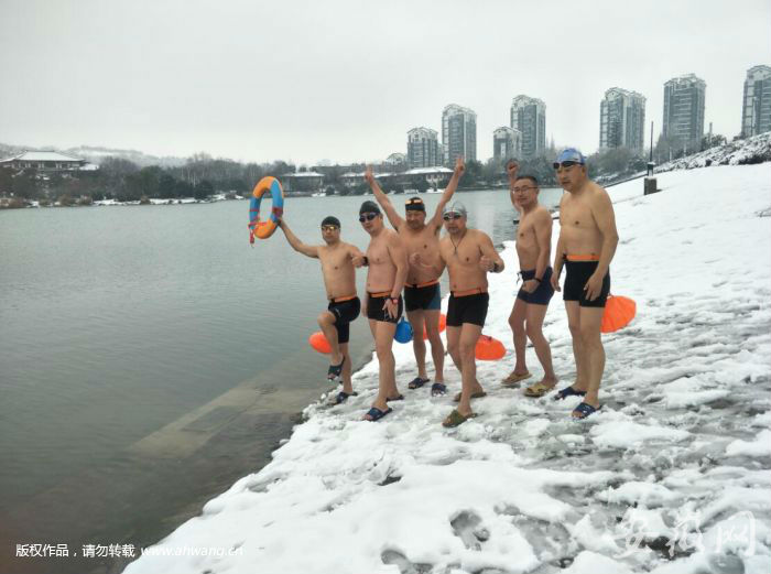 淮南冬泳愛好者雪后游老龍眼水庫