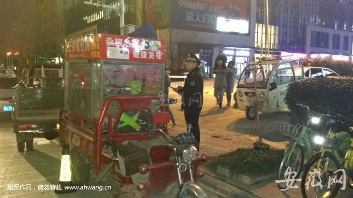 保衛(wèi)“舌尖”安全  合肥城管節(jié)前嚴查流動食品攤點 (執(zhí)法人員檢查流動食品攤點)