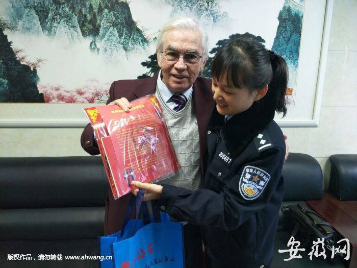 Michael表示非常喜歡韓明英警官送給他的新春禮物。