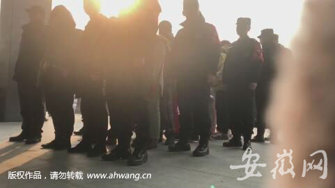 民警抓捕涉黑逃犯 意外破獲隱秘賭窩