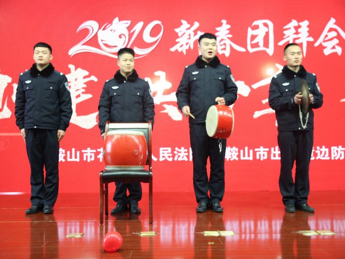 1.三句半《人民警察拜大年》，樸實地表達(dá)了邊檢民警的新春祝福