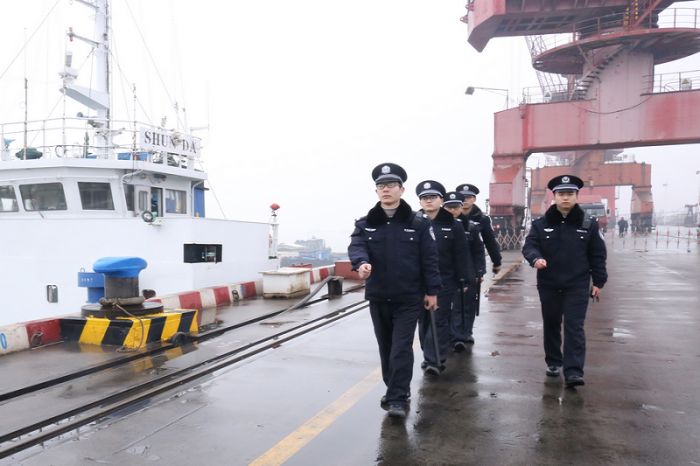 3.該站執(zhí)勤民警在碼頭前沿進(jìn)行口岸巡查。