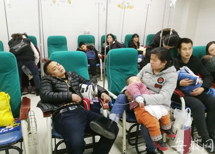 连日来,记者在省儿童医院,用镜头记录下了急诊室忙碌的一夜.