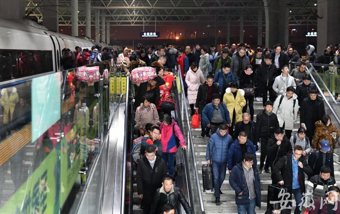 9 晚上9點多，合肥南站下車的旅客人頭攢動 (1)