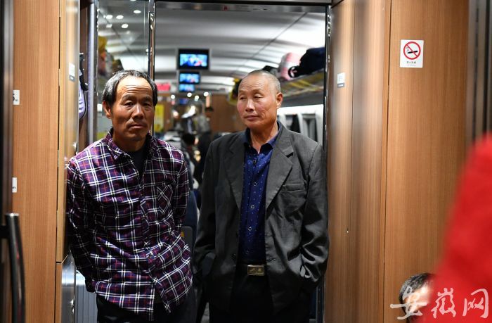 1 路師傅（右）和同伴在車廂過道里聊天 (2)