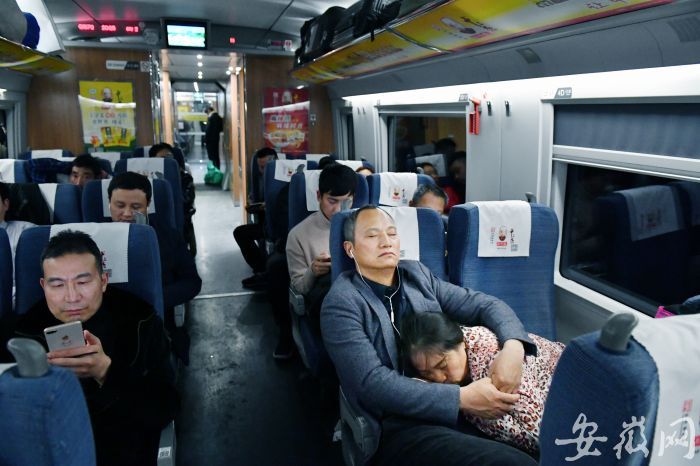 6，晚上9點左右，車廂里很多旅客開始進入夢鄉 (1)
