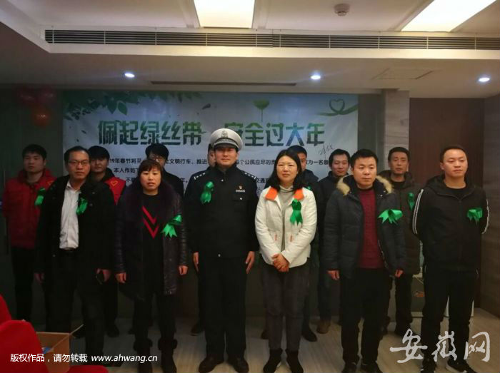 合肥經(jīng)開交警為返鄉(xiāng)農(nóng)民工上交通安全課