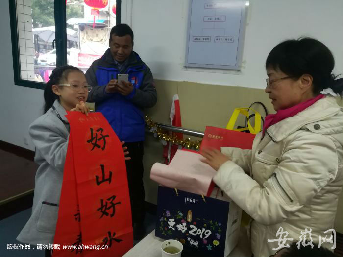 陪空巢老人拉家常 30多位志愿者齐上阵