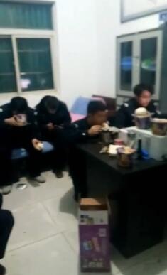 致敬！出警至深夜歸來又冷又餓 一屋子民警圍吃泡面
