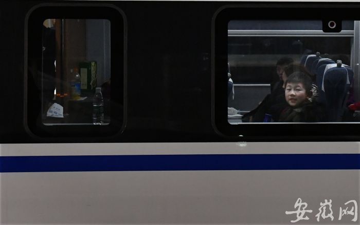 2 夜晚，回家的列車行駛在路上