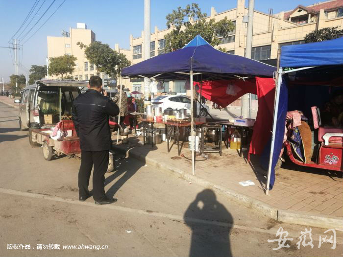 保衛(wèi)“舌尖”安全  合肥城管節(jié)前嚴查流動食品攤點 (執(zhí)法人員取締紫薇路露天食品攤點)