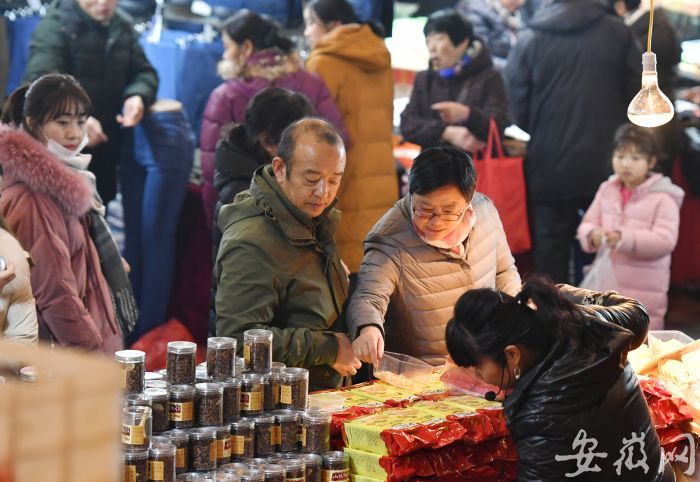 两位老人在挑选年货