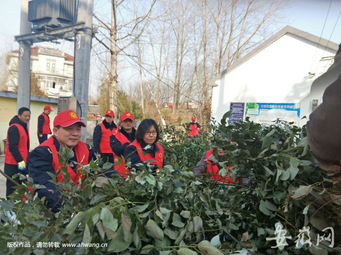 天长环卫处党支部组织党员志愿者赴社区“大扫除”
