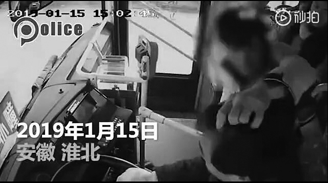 醉酒男子毆打公交司機被刑拘 司機為控制車輛沒還手