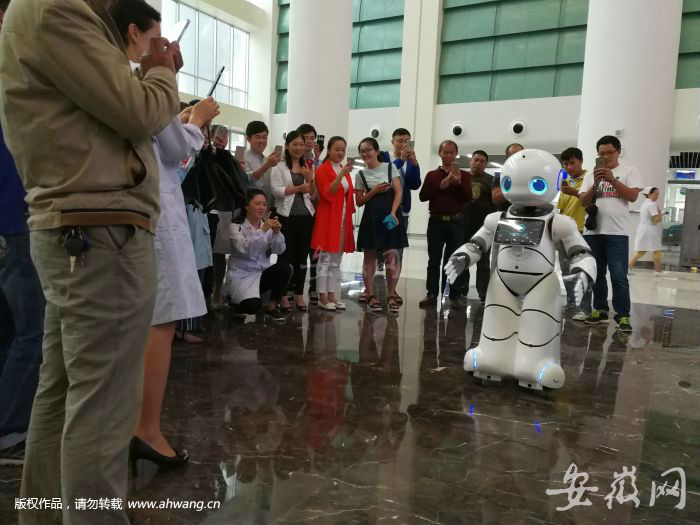 醫(yī)院在門診推行機器人導診服務(wù)。
