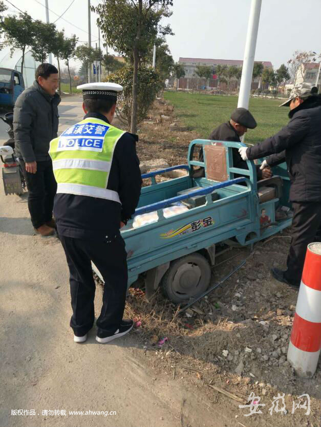 七旬老人酒駕在路邊睡著 看見民警時一臉茫然