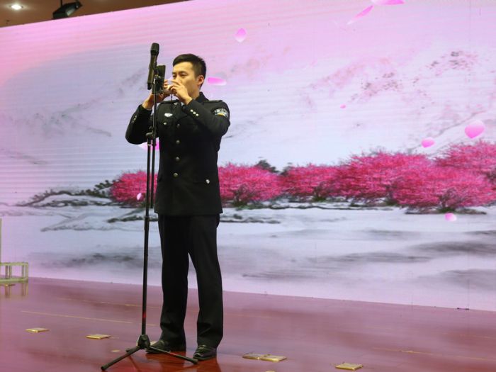 2.悠揚婉轉(zhuǎn)的陶笛獨奏，展現(xiàn)了該站干部的多才多藝。