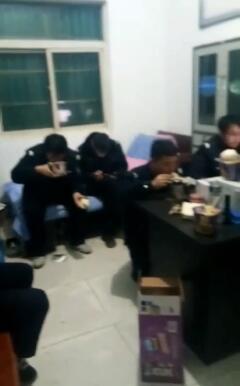 致敬！出警至深夜歸來又冷又餓 一屋子民警圍吃泡面