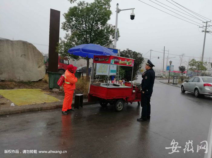 保衛(wèi)“舌尖”安全  合肥城管節(jié)前嚴查流動食品攤點 (執(zhí)法人員在早間檢查流動食品攤點）