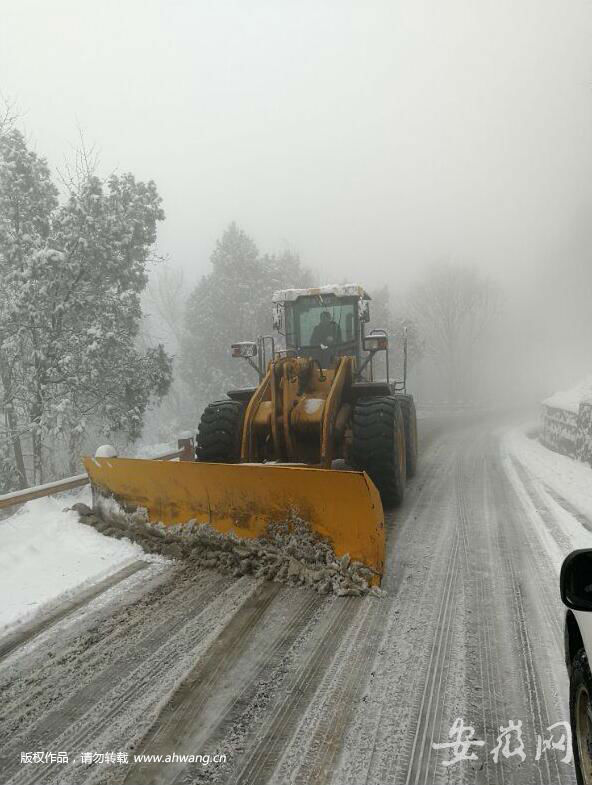 九華山新一輪降雪后公路部門再撒融雪劑4噸