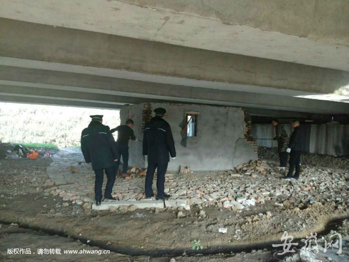 立交桥下建房收废品 合肥城管依法拆除