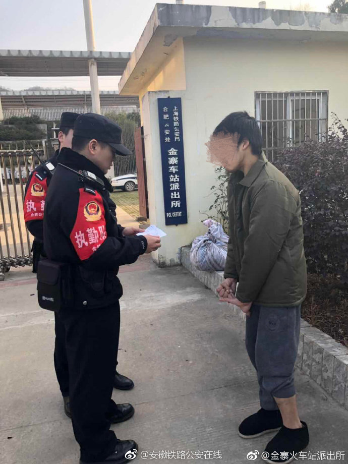 男子火車站求助民警：患小兒麻痹癥 好幾天沒吃東西