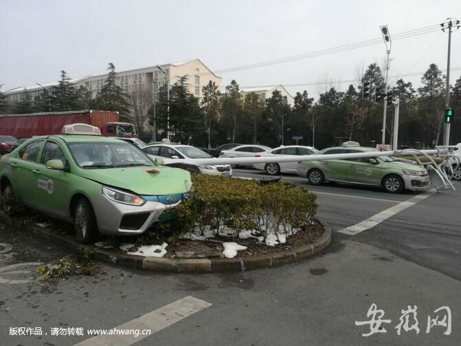 合肥一出租車撞上路燈桿 倒下的燈桿又砸中2輛車