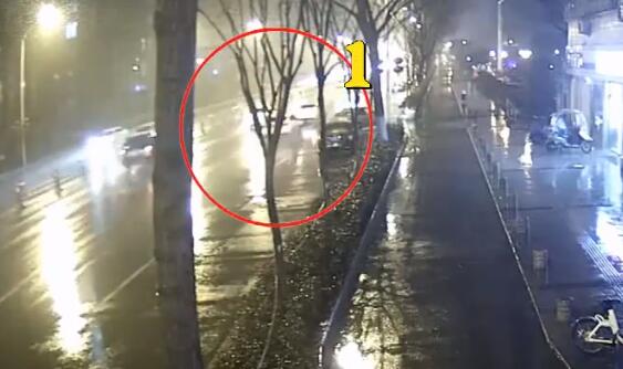 男子酒驾连撞4车 先追1轿车又撞3出租车最终碰隔离栏