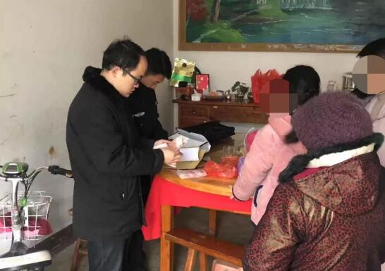 8岁女儿拿2000元压岁钱替父还债 执行法官：心酸
