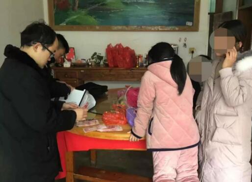 8岁女儿拿2000元压岁钱替父还债 执行法官：心酸