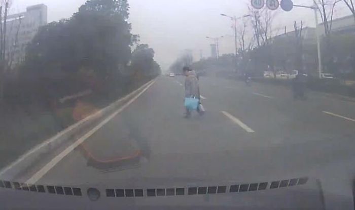男子開車玩手機撞飛行人 妻子怒吼：你搞手機干什么